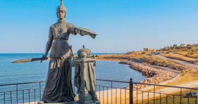 Белый город на синем морском берегу.... img-10132