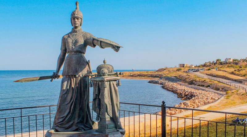 Белый город на синем морском берегу.... img-10132