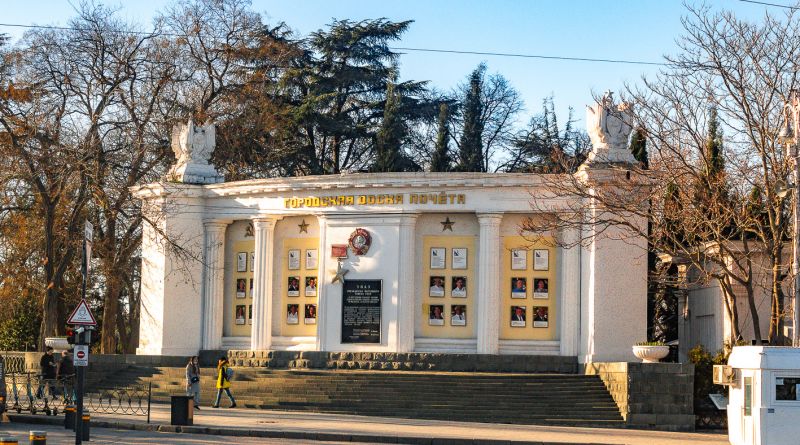 Севастополь и море в лучах заходящего солнца. img-8759