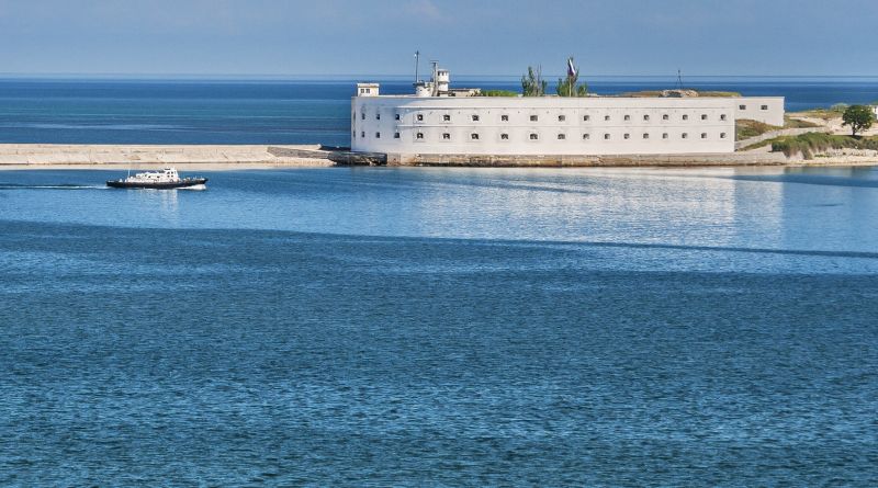 Белый город на синем морском берегу.... img-5990