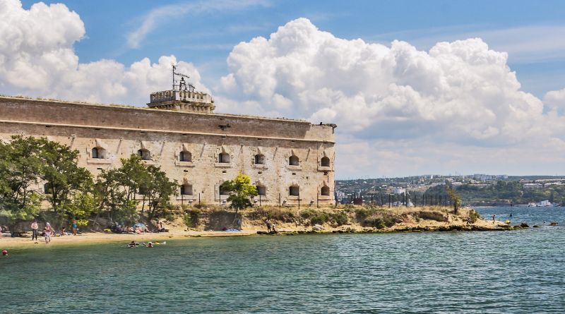 Белый город на синем морском берегу.... img-6005