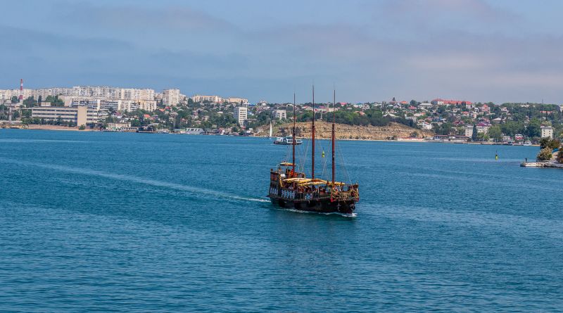 Севастополь и море в лучах заходящего солнца. img-9681