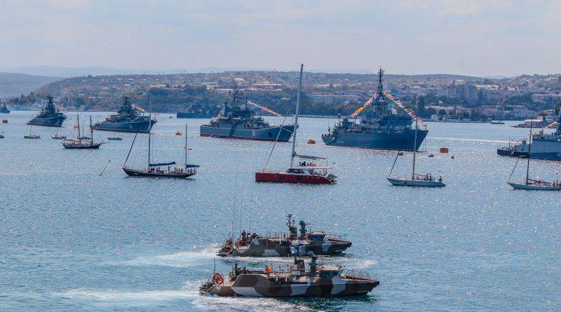 Белый город на синем морском берегу.... img-10158