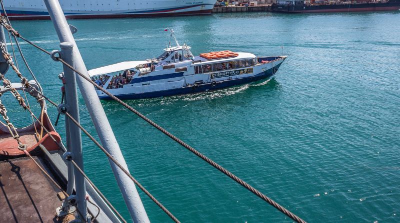 Белый город на синем морском берегу.... img-9683