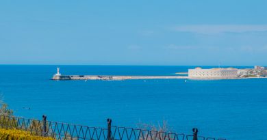 Белый город на синем морском берегу.... img-8942