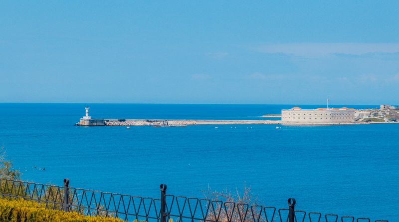 Белый город на синем морском берегу.... img-8942