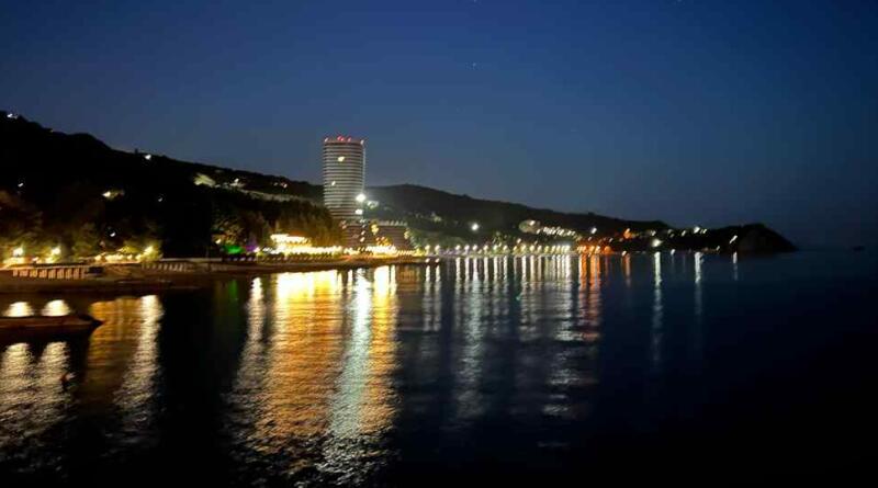 Летний вечер в Крыму: Ялта и лучи заходящего солнца img-15448