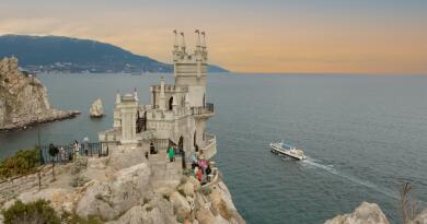 Три дворца: Ливадийский, Воронцовский, замок Ласточкино гнездо.