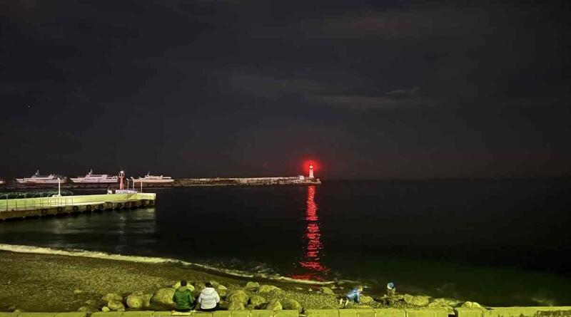 Летний вечер в Крыму: Ялта и лучи заходящего солнца img-15447