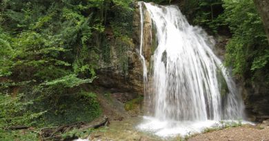 Водопад Джур-Джур, "сырные" скалы